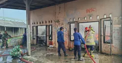Petugas Disdamkarmat Kabupaten Bekasi Unit Taman Kebalen berjibaku memadamkan api yang melalap gudang perabot rumah tangga di samping Pasar Babelan, Selasa 9 September 2025. (Sumber: Damkar)