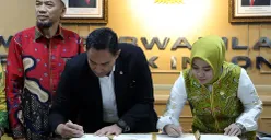 Kepala BNN RI, Suyudi Ario Seto (kiri) menandatangani nota kesepahaman dengan Komite III DPD RI terkait upaya pencegahan dan penanganan korban penyalahgunaan narkoba. (Sumber: Dok BNN)