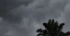 Ilustrasi - Langit berawan menjelang hujan. BRIN meneliti air hujan di Jakarta mengandung mikroplastik. (Poskota.co.id)
