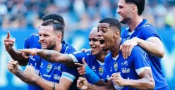 Para pemain Persib Bandung melakukan selebrasi. (Sumber: Instagram/@juliocfreita44)