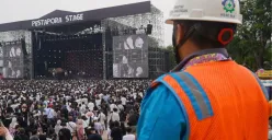 Petugas PLN tengah bersiaga memastikan keandalan suplai listrik di lokasi acara Panggung Megah Pestapora 2025 di JI Expo Kemayoran, Jakarta Pusat. (Sumber: Dok. PLN UID Jakarta Raya)