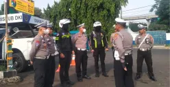 Polisi berjaga di Pintu Gerbang Bumi Perkemahan Cibubur, Kelurahan Harjamukti, Kecamatan Cimanggis, Kota Depok, Selasa, 9 September 2025. (Sumber: Dok. Polsek Cimanggis)