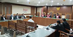 Dua terdakwa kasus dugaan korupsi pengadaan gerobak sedang mendengar putusan dari majelis hakim Pengadilan Tipikor Jakarta Pusat, Gunung Sahari Selatan, Kemayoran, Selasa, 9 September 2025. (Sumber: Poskota/Ramot Sormin)
