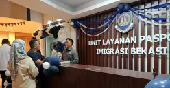 Kantor Imigrasi Kelas I Non TPI Kota Bekasi resmi membuka ULP baru di Mal Plaza Cibubur, Selasa 9 September 2025. (Sumber: POSKOTA | Foto: Nurpini Aulia Rapika)