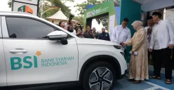 PLN dan BSI melakukan simulasi pengisian daya mobil listrik di SPKLU Masjid Raya Bintaro Jaya. (Sumber: Dok. PLN UID Jakarta Raya)