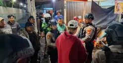 Katim 2 Patroli Perintis Presisi Satuan Samapta Polres Metro Depok, Ipda Suwinta mengamankan pelaku penganiayaan  dan korban pedagang ketoprak. (Sumber: Polres Metro Depok)
