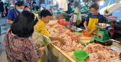 Aktivitas di lokasi penjualan daging ayam di Pasar Tradisional Tomang Barat, Grogol Petamburan, Jakarta Barat, Rabu, 10 September 2025. (Sumber: Poskota/Pandi Ramedhan)