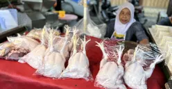 Pedagang daging ayam di Pasar Kebayoran Lama, Jakarta Selatan. (Sumber: POSKOTA | Foto: Pandi Ramedhan)