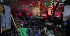 Kebakaran melahap rumah kontrakan di Jalan Pluit Karya Karang 6, Kelurahan Pejagalan, Kecamatan Penjaringan, Jakarta Utara, pada Selasa, 9 September 2025 malam. (Sumber: Damkar)