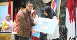 Ilustrasi pembagian dana bansos KJP Plus kepada penerima manfaat. (Sumber: X/Pramono Anung)