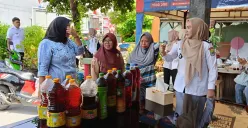 Lurah Aren Jaya, Pra Fitria Angelia mengumpulkan minyak bekas di Kelurahan Aren Jaya, Bekasi Timur, Kota Bekasi, Rabu, 10 September 2025. (Sumber: Dok. Istimewa)