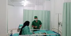 RS Pinna Bekasi menggelar bakti sosial operasi bibir sumbing gratis, Rabu 10 September 2025. Sebanyak 15 pasien dari berbagai daerah berhasil menjalani operasi setelah melewati proses skrining. (Sumber: Poskota/Nurpini Aulia Rapika)