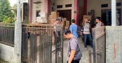 Petugas Piket SPKT dan Reskrim bersama Pawas lakukan olah TKP pencurian mobil pikap L300 di Jalan Kiray, Kelurahan Cimpaeun, Kecamatan Tapos, Kota Depok. (Sumber: POSKOTA | Foto: Angga Pahlevi)