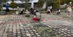 Aksi sosial menanam pohon oleh Bapas Kelas 1 Jakarta Barat di Masjid Raya KH Hasyim Asy'ari, Cengkareng, Selasa, 9 September 2025. (Sumber: Poskota/Pandi Ramedhan)