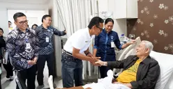 GM PLN UID Jakarta Raya, Moch Andy Adchaminoerdin (berbaju putih) memberikan semangat  pasien RS Premier Jatinegara saat kunjungan dalam rangka Hari Pelanggan Nasional 2025. (Sumber: Dok PLN UID Jakarta Raya)