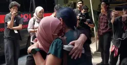 Magda Antista (berkerudung pink), ibu dari Delpedro Marhaen, menangis dipelukan pakar hukum tata negara, Bivitri Susanti saat menjenguk putranya di Polda Metro Jaya, Rabu, 10 September 2025. (Sumber: POSKOTA | Foto: Ali Mansur)