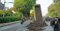 Truk bermuatan tanah terjungkal di kawasan Tomang, tepatnya depan RS Tarakan, Jakarta Pusat, pada Rabu, 10 September 2025 pagi. (Sumber: Instagram/@Jktinfo)