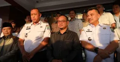 Wali Kota Bekasi Tri Adhianto bersama jajaran Pemkot dan DPRD Bekasi saat menyampaikan pernyataan terkait evaluasi tunjangan anggota DPRD Kota Bekasi, Rabu, 10 September 2025. (Sumber: Humas Pemkot Bekasi)
