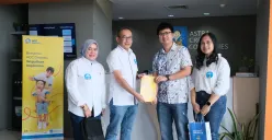 ACC menyerahkan hadiah berupa kepada pelanggan kredit mobil saat Hari Pelanggan Nasional 2025. (Sumber: Dok. ACC)