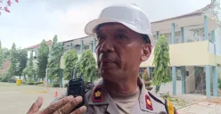 Kapolsek Cileungsi, Kompol Edison mengatakn, polisi masih melakukan penjagaan SMKN 1 Cileungsi, Kabupaten Bogor, yang ambruk. (Sumber: Poskota/Giffar Rivana)