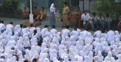 Ratusan siswa SMAN 14 Kota Bekasi demo menutut transparansi dana BOS dan infak perbaikan masjid, Senin, 8 September 2025. (Sumber: Dok. Istimewa)