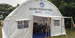 Kemendikdasmen menyalurkan bantuan tiga tenda darurat untuk pelajar SMKN 1 Cileungsi setelah beberapa ruang kelas ambruk, Rabu, 10 September 2025. (Sumber: Poskota/Giffar Rivana)