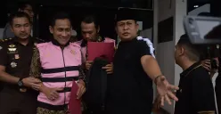 Kejari Kabupaten Bekasi menggiring tersangka kasus dugaan korupsi dana Desa Sumberjaya usai resmi ditetapkan sebagai tersangka, Kamis 11 September 2025. (Sumber: Istimewa)