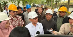 Menteri Pendidikan Dasar dan Menengah (Mendikdasmen) Abdul Mu'ti minta pembangunan SMKN 1 Cileungsi yang ambruk rampung pada Desember 2025. (Sumber: Poskota/Giffar Rivana)