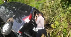 Kanit Lantas Polsek Bojong Sari, Iptu Suwardi saat melakukan olah TKP mobil masuk ke dalam selokan di Jalan Raya Parung-Ciputat, Kota Depok. (Sumber: Dok Polsek Bojongsari)