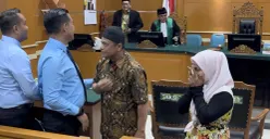 Orang tua dari WNI yang menikah dengan WN Arab Saudi usai sidang di Pengadilan Agama Jakarta Barat, Kamis, 11 September 2025. (Sumber: POSKOTA | Foto: Pandi Ramedhan)