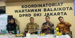Direktur Utama Perumda Pembangunan Sarana Jaya, Andira Reoputra (kedua dari kanan) menyampaikan keterangan kepada awak media di Balai Kota DKI Jakarta, Kamis, 11 September 2025. (Sumber: POSKOTA | Foto: M Tegar Jihad)