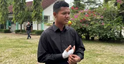 Pelajar bernama Austian Rizal menceritakan detik-detik ruang kelas SMKN 1 Cileungsi, Kabupaten Bogor, ambruk. (Sumber: Poskota/Giffar Rivana)