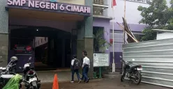 Situasi SMPN 6 Kota Cimahi, Karangmekar, Cimahi Tengah, Jawa Barat, Kamis, 11 September 2025. (Sumber: Poskota/Gatot Poedji Utomo)