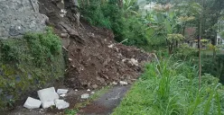 Kondisi tembok penahan di Kampung Barunagri RT 04 RW 03, Desa Sukajaya, Kecamatan Lembang, Kamis 11 September 2025. (Sumber: POSKOTA | Foto: Gatot Poedji Utomo)
