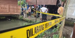 Suasana di sekitar rumah korban dugaan pembunuhan di Kampung Sindangresmi, Desa Purwaraja, Kecamatan Menes, Pandeglang. (Sumber: Poskota/Samsul Fatoni)