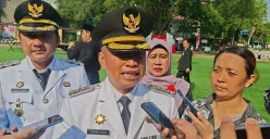 Wali Kota Depok, Supian Suri di Lapangan Balai Kota Depok. (Sumber: Poskota/Angga Pahlevi)