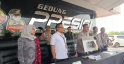 Polres Metro Bekasi Kota menggelar rilis asusila anak di bawah umur di Mapolres Metro Bekasi Kota, Jumat, 12 September 2025. (Sumber: Poskota/Nurpini Aulia Rapika)