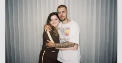 Cara edit foto polaroid bareng artis dengan teknologi Gemini AI yang sedang viral di TikTok. (Sumber: X/@andarsozinha)
