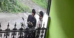 Tangkapan layar kamera CCTV warga memperlihatkan dua orang mencurigakan bertransaksi narkoba di depan rumah. (Sumber: Istimewa)