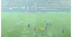 Laga pekan kelima Super League 2025-2026 antara Persib Bandung menghadapi Persebaya Surabaya berhenti sementara akibat hujan deras. (Sumber: X/@AndreasJhonson_)