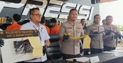 Polres Metro Bekasi Kota saat menggelar konferensi pers terkait kasus tawuran maut di Bekasi Timur, Jumat, 12 September 2025. (Sumber: Poskota/Nurpini Aulia Rapika)