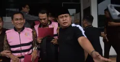 Kejari Kabupaten Bekasi menggiring tersangka kasus dugaan korupsi dana Desa Sumberjaya usai resmi ditetapkan sebagai tersangka, Kamis 11 September 2025. (Sumber: Istimewa)
