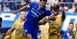 Bek Persib Bandung, Federico Barba sedang berduel dalam pertandingan melawan Persebaya. (Sumber: Instagram/@persib)