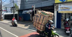 Kabel udara di Jalan Duri Raya, Duri Kepa, Kebon Jeruk, Jakarta Barat, menjuntai ke bawah, pada Sabtu, 13 September 2025. (Sumber: Poskota/Pandi Ramedhan)