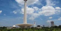 Monumen Nasional (Monas) menjulang megah sebagai ikon Jakarta, dikelilingi taman hijau yang ramai pengunjung. (Sumber: Pinterest)