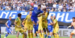 Potret pemain Persib Bandung, Federico Barba berduel di udara dengan pemain Persebaya Surabaya. (Sumber: Persib)