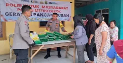 Petugas menggelar Gerakan Pangan Murah beras 5 Kg langsung diserbu warga di Kota Depok. (Sumber: Dok. Humas Polres Metro Depok)
