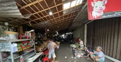 Aktivitas eks pedagang Pasar Blok A Fatmawati, Jakarta Selatan, yang berjualan di gang permukiman warga pada Minggu, 14 September 2025. (Sumber: POSKOTA | Foto: Pandi Ramedhan)