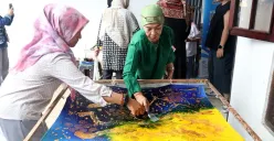 Para ibu dari komunitas Single Mom’s Indonesia (SMI) mulai mewarnai kain bermotif hasil karya mereka. (Sumber: Dok PLN UID Jakarta Raya)