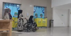 Sejumlah keluarga pasien harus membawa pasien menggunakan kursi roda melalui jalur evakuasi di RSUD Labuan, Kabupaten Pandeglang. (Sumber: Poskota/Samsul Fatoni)